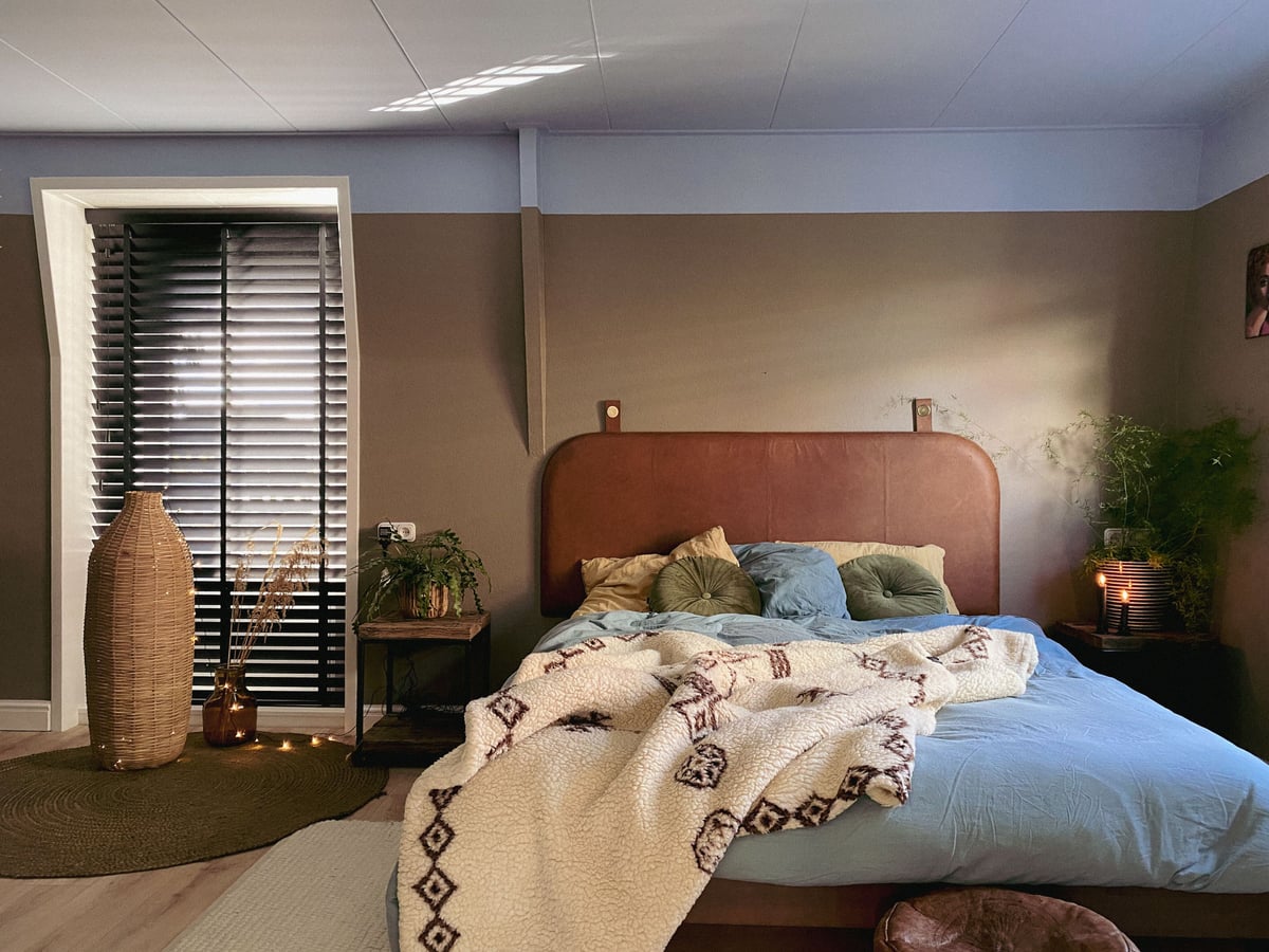 Image alt tekst	Slaapkamer met het plafond in de Flexa kleur Bright Skies™ en de muren in de kleur Brave Ground