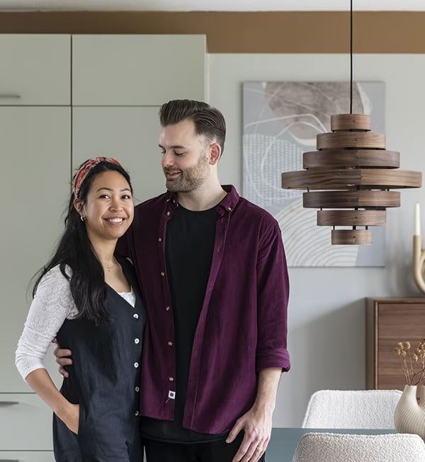 Twee personen staand samen in een moderne woonkamer
