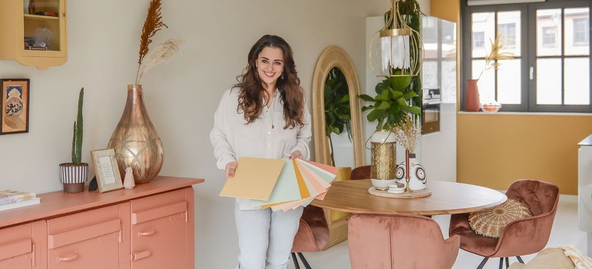 Blogger Souraya Hassan staat in haar woonkamer geverfd in het Flexa Binti Home Kleurencollectie palet