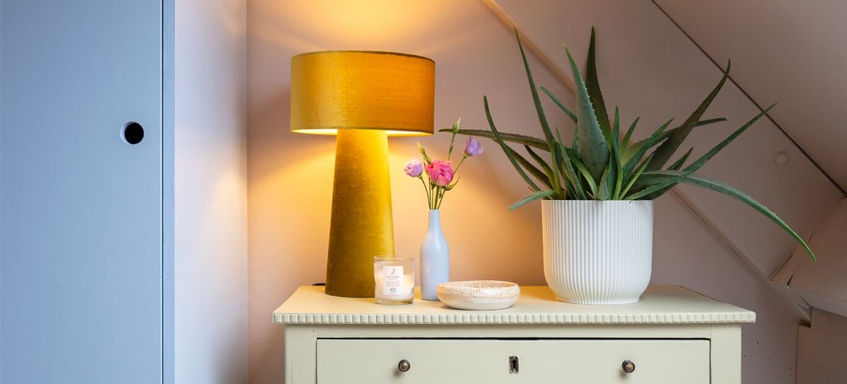Make-over van de kledingkamer met de Flexa Kleurentrends 2022 waarbij de kledingkast de kleur Bright Skies™ heeft gekregen