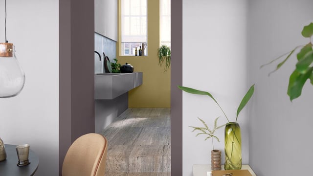 Licht keukeninterieur met een groene vaas en planten op een plank