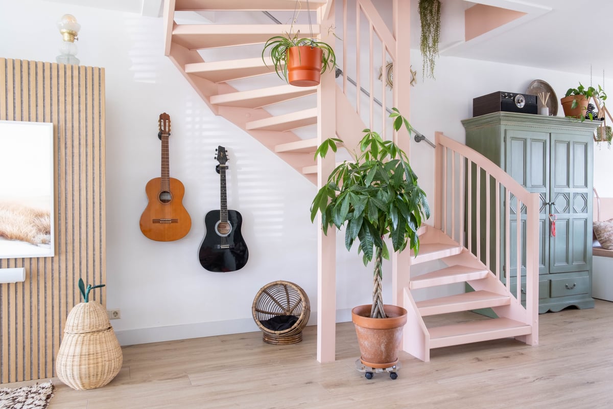 Roze trap in de woonkamer