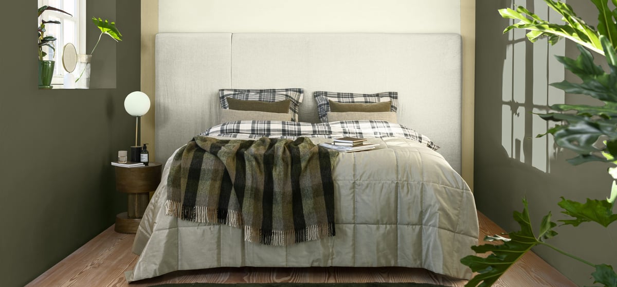 Donkergroene slaapkamer met de kleuren Soothing Moss, Misted Grey en Wild Wonder