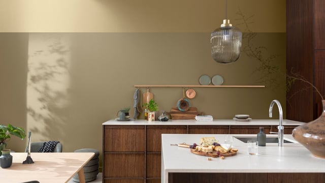 Modern keukeninterieur met houten kasten, keukeneiland en hanglamp