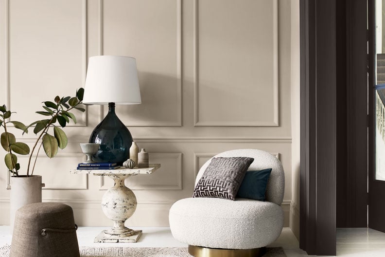 Stijlvolle zithoek met fauteuil, lamp en bijzettafel