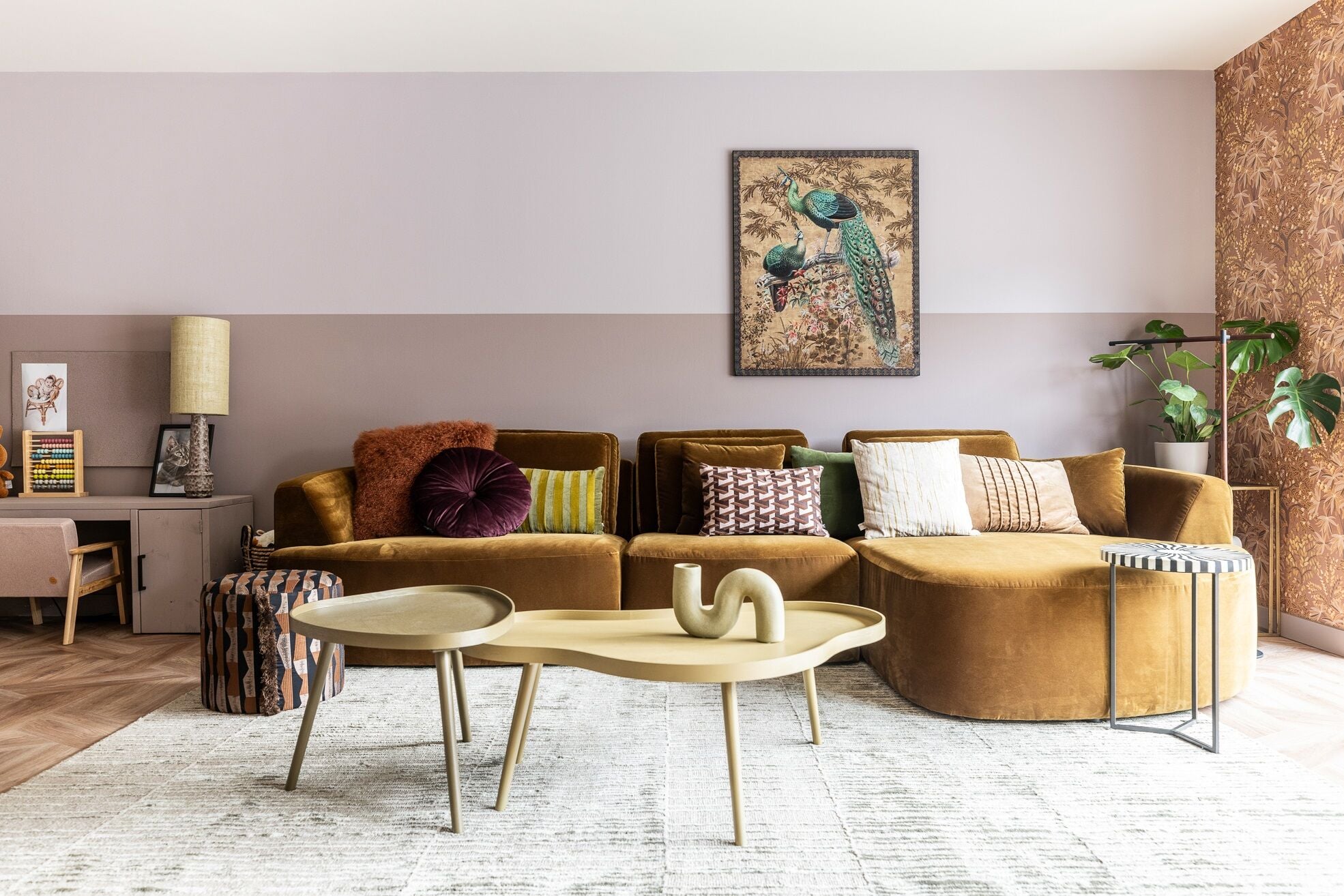 Een warme woonkamer met lambrisering