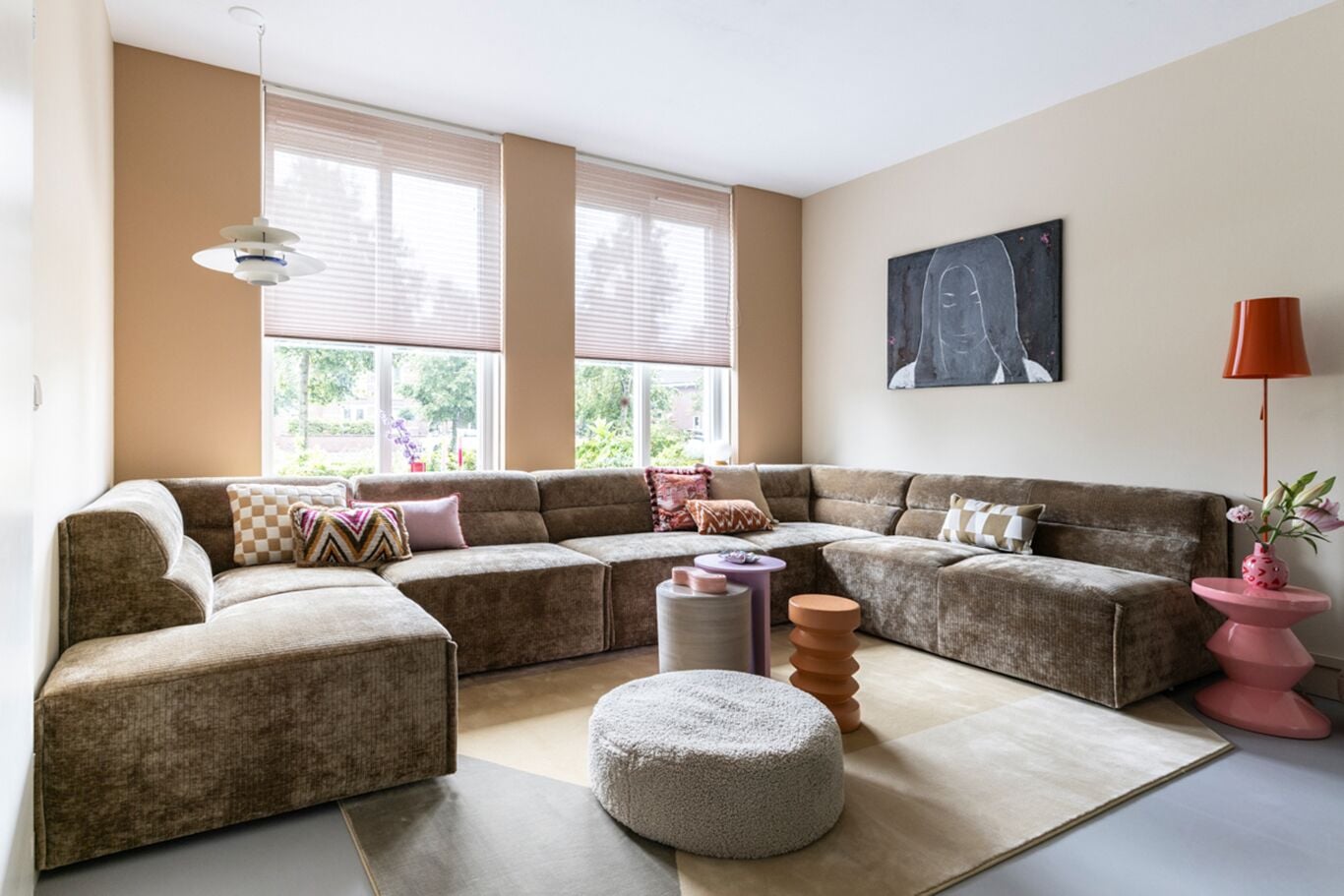 De woonkamer met een naturel kleurpalet